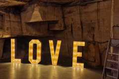 LOVE Lichtletters in de Mergelgroeve