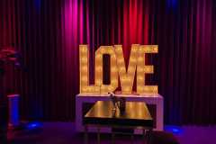 LOVE Lichtletters op tafel