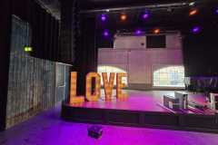 Lichtletters op het podium