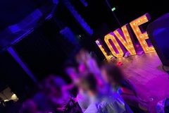 LOVE Lichtletters met feestende mensen