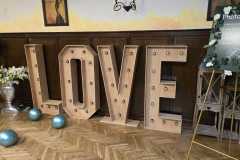 LOVE Lichtletters langs de muur