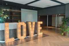 LOVE lichtletters bij binnekomst
